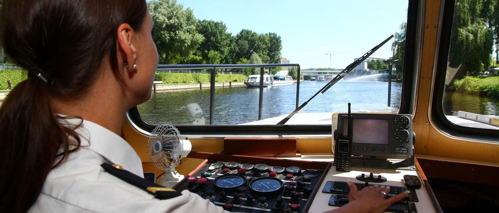 Polizeischiff "Pelikan" der Wasserschutzpolizei auf Streifenfahrt über die Spree im Regierungsviertel.