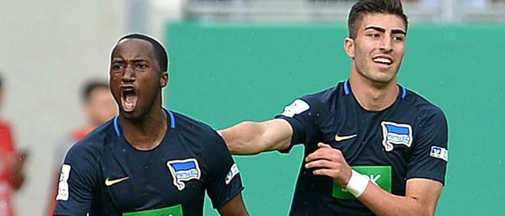 Berlins Panzu Ernesto (links) erzielte das 1:0 für Hertha BSC.
