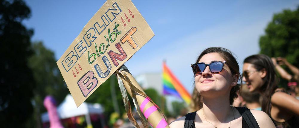 "Berlin bleibt bunt": Das wünschen sich die Gegendemonstranten bei "AfD wegbassen", organisiert von der Berliner Clubszene.