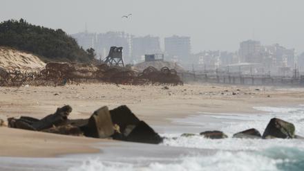 Das Foto zeigt Absperrvorrichtungen nördlich des Gazastreifens am israelischen Sikim-Strand.