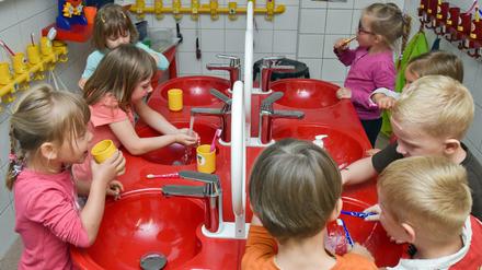 Viel los: Kinder beim Zähneputzen in der Kita. (Symbolbild)