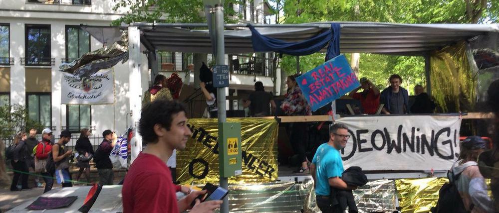 Unter dem Motto "Heraus zum Tag der sozialen Arbeit. Rein in den Problembezirk Villenviertel" zogen Aktivisten am 1. Mai durch Grunewald.