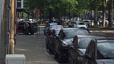 Blick auf die Straße in Lüttich, in der bei einer Geiselnahme Schüsse gefallen sind. 
