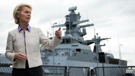 Bundesverteidigungsministerin Ursula von der Leyen (CDU) bei einem Besuch beim 1. Korvettengeschwader in Rostock. (Archivbild)