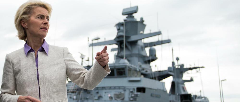 Bundesverteidigungsministerin Ursula von der Leyen (CDU) bei einem Besuch beim 1. Korvettengeschwader in Rostock. (Archivbild)