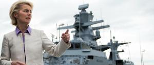 Bundesverteidigungsministerin Ursula von der Leyen (CDU) bei einem Besuch beim 1. Korvettengeschwader in Rostock. (Archivbild)