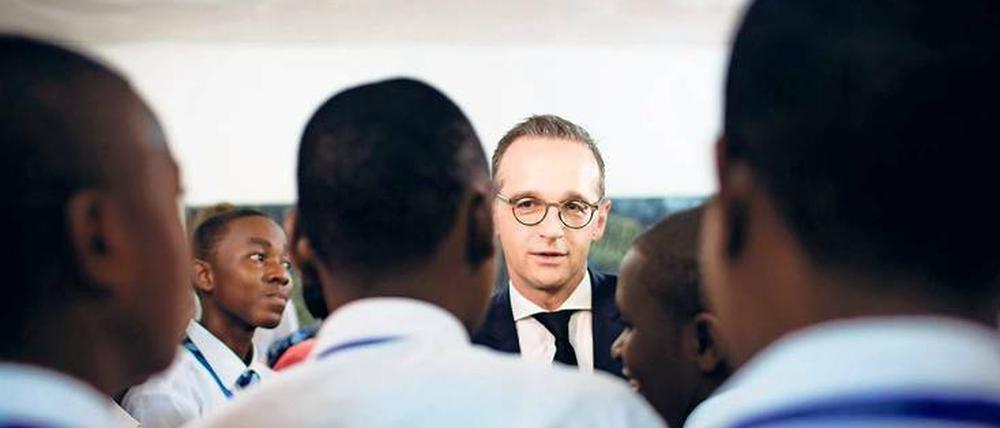 Vokabeln für Deutschland. Bundesaußenminister Heiko Maas (SPD) beim Besuch einer PASCH-Schule in Daressalam Anfang Mai. 2008 wurde die Bildungsinitiative vom Auswärtigen Amt ins Leben gerufen. Mittlerweile sind 1800 Schulen weltweit vernetzt, in denen Deutsch eine übergeordnete große Rolle spielt.