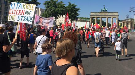 Auf dem Weg zum Brandenburger Tor: Der Protestzug am Samstagvormittag.