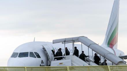 Abgelehnte Asylbewerber steigen im Rahmen einer Sammelabschiebung in ein Flugzeug.