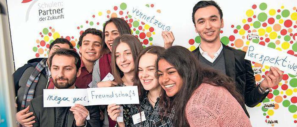 Viele fröhliche Gesichter beim Treffen zu zehn Jahren PASCH im Goethe-Institut München.