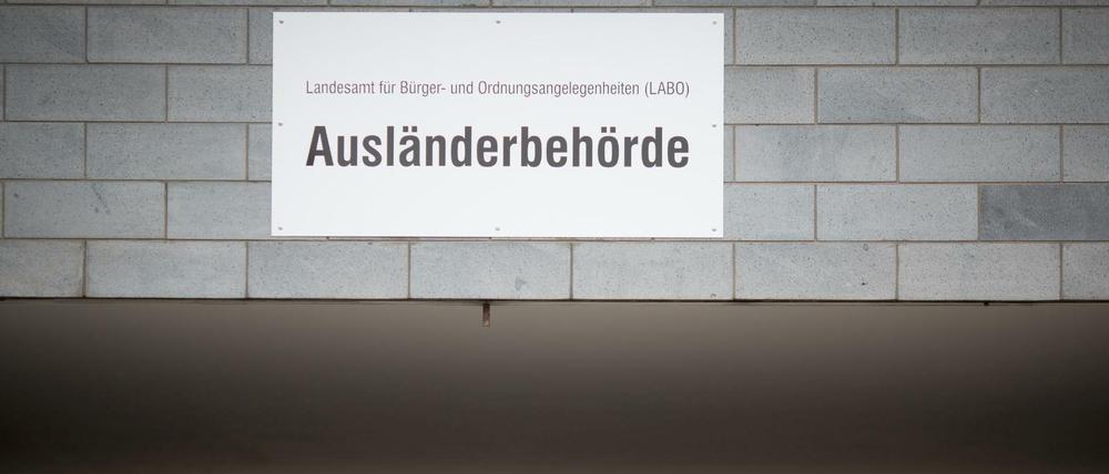 Betrug mit Scheinehen aufgedeckt - Vorwürfe gegen Berliner Ausländerbehörde.