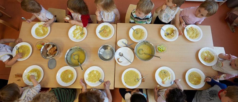 Tischordnung. So gesittet geht es eher selten zu.