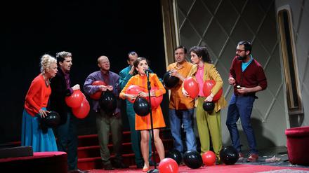 Katharina Koch, Emre Aksizoglu, Loris Kubeng, Mehmet Yilmaz, Sesede Terziyan, Zeljko Marovic, Elmira Bahrami und Tanju Girisken, v.l., beim Lö Grand Bal Almanya von Nurkan Erpulat und Tuncay Kulaoglu im Maxim Gorki Theater Berlin. 