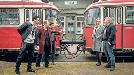 Zieh doch endlich! Die Bankräuber Simon Held (Thomas Arnold, Mitte l.) und Werner Eck (Milton Welsh), unterstützt von Mehmet (Arnel Taci, ganz l.), treffen auf Dorfpolizist Olaf Gabriel (Jörg Schüttauf) und LKA-Beamtin Gracia Keller (Rosalie Thomass). 