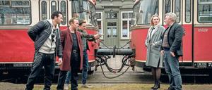 Zieh doch endlich! Die Bankräuber Simon Held (Thomas Arnold, Mitte l.) und Werner Eck (Milton Welsh), unterstützt von Mehmet (Arnel Taci, ganz l.), treffen auf Dorfpolizist Olaf Gabriel (Jörg Schüttauf) und LKA-Beamtin Gracia Keller (Rosalie Thomass). 