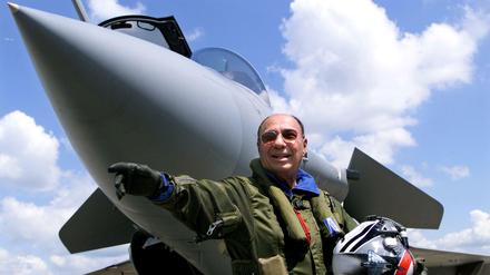 Serge Dassault, hier 1999 vor einem Rafale-Kampfflugzeug seiner Firma.