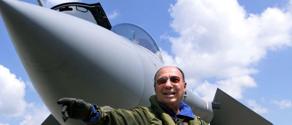 Serge Dassault, hier 1999 vor einem Rafale-Kampfflugzeug seiner Firma.