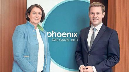 Linse in Türkis. Die Phoenix-Programmgeschäftsführer Michaela Kolster und Helge Fuhst vor dem neuen Logo.