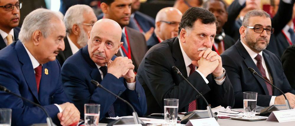 Besucher der Konferenz in Paris (v.l.n.r.): Chalifa Haftar, Generalstabschef von Libyen, Aguila Saleh Issa, Präsident des Repräsentantenhauses von Libyen, Fajis al-Sarradsch, Premierminister von Libyen, und Khaled Mechri, Präsident des Hohen Staatsrats.