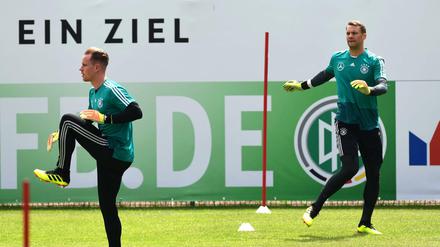 Marc-Andre ter Stegen (links) und Manuel Neuer wollen bei der WM beide im Tor stehen.
