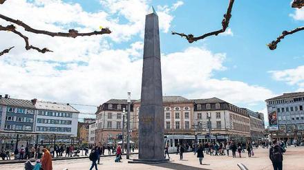 Stele des Anstoßes. Noch steht der Obelisk auf Kassels Königsplatz. 
