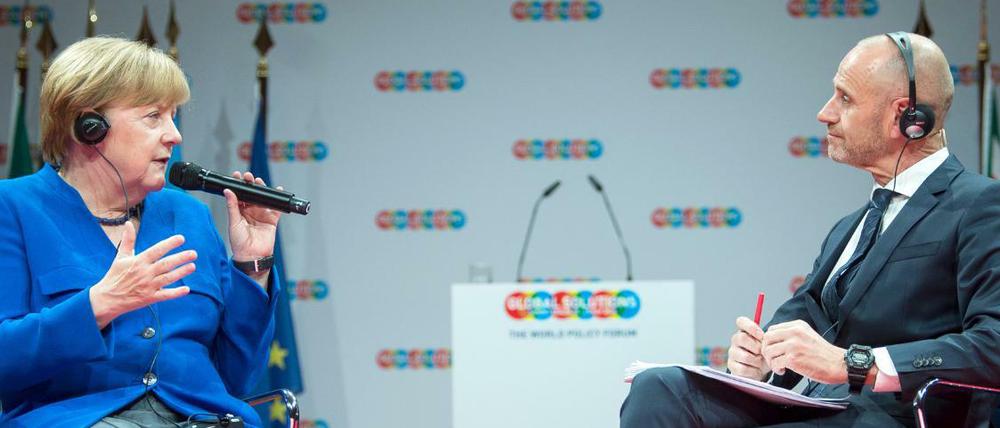 Global Solutions: Bundeskanzlerin Angela Merkel im Gespräch mit Moderator Evan Davis