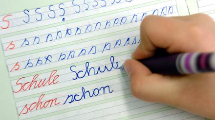 Früh üben, lange etwas davon haben. Schon in der Schule ist die Handschrift nicht ganz selbstverständlich. Immer häufiger wird auf Tablets geschrieben.