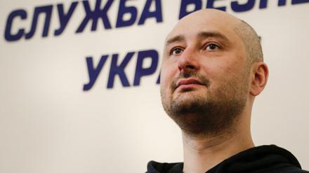 Der angeblich in Kiew ermordete russische Journalist Arkadi Babtschenko lauscht auf einer Pressekonferenz des ukrainischen Geheimdienstes SBU einer Frage. 