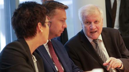 Bamf-Präsidentin Jutta Cordt, Staatssekretär Stephan Mayer (CSU) und Innenminister Horst Seehofer (CSU)