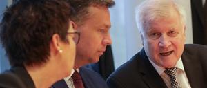 Bamf-Präsidentin Jutta Cordt, Staatssekretär Stephan Mayer (CSU) und Innenminister Horst Seehofer (CSU)