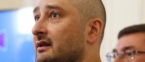 Der russische Journalist Arkadi Babtschenko in der Mitte des Bildes mit dem Chef des ukrainischen Geheimdienstes SBU und dem ukrainischen Generalstaatsanwalt. 