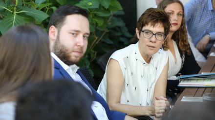 Zuhören, bitte: die CDU-Generalsekretärin (Mitte) am Dienstag im „Feinberg’s“ im Gespräch mit jüdischen Studenten. 