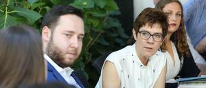 Zuhören, bitte: die CDU-Generalsekretärin (Mitte) am Dienstag im „Feinberg’s“ im Gespräch mit jüdischen Studenten. 