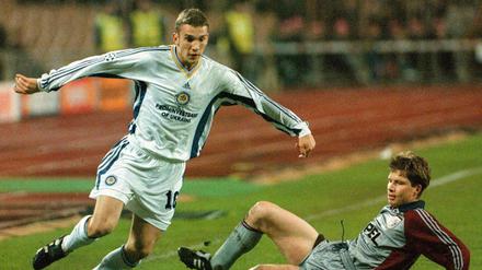 Baum fällt. Michael "Tanne" Tarnat schaut dem jungen Andrej Schewtschenko hilflos zu. 