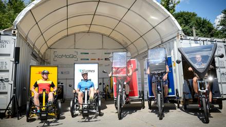 Die Lastenräder der teilnehmenden Paketdienstleister stehen vor den Containern des Umschlagplatzes für das Projekt «KoMoDo».