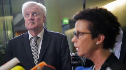 Innenminister Horst Seehofer (CSU) und Bamf-Präsidentin Jutta Cordt nach einer Sondersitzung des Bundestags-Innenausschusses.
