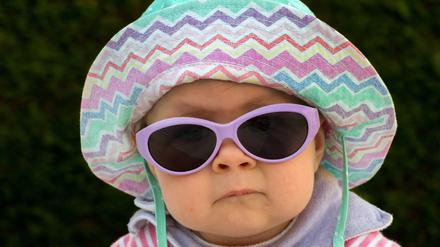 Cool bleiben. Hut, Sonnenbrille und luftige Kleidung schützen vor der UV-Strahlung.