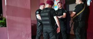 Polizisten vor dem Eingang des Apartmenthauses in Kiew, in dem Arkadi Babtschenko lebte.