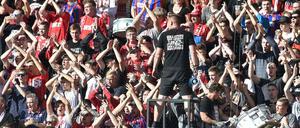 Die Fans von Energie Cottbus sehnen einen Erfolg gegen Flensburg herbei.