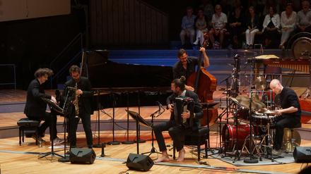 Trio mit Gästen. Von links: Pianist Michael Wollny, Akkordeonist Vincent Peirani, Sopransaxofonist Emile Parisien, Bassist Christian Weber und Drummer Eric Schaefer.