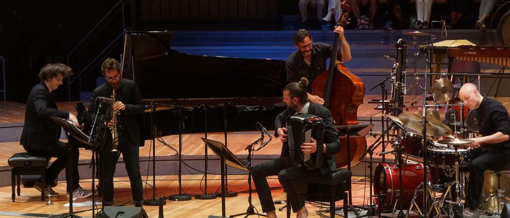 Trio mit Gästen. Von links: Pianist Michael Wollny, Akkordeonist Vincent Peirani, Sopransaxofonist Emile Parisien, Bassist Christian Weber und Drummer Eric Schaefer.