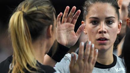 Check. Angie Geschke (l.), Emily Bölk &amp; Co. buchen das EM-Ticket für den Deutschen Handballbund.