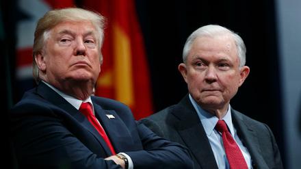 US-Präsident Donald Trump und Justizminister Jeff Sessions. ie zusammen. 