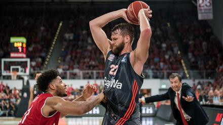 Obenauf. Bayern München und Danilo Barthel (r.) setzen sich gegen Bamberg und Augustine Rubit (l.) durch.