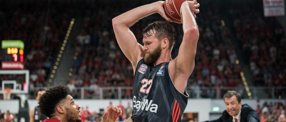 Obenauf. Bayern München und Danilo Barthel (r.) setzen sich gegen Bamberg und Augustine Rubit (l.) durch.