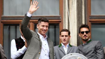 Servus. Robert Lewandowski winkt vom Rathausbalkon - auch zum letzten Mal?