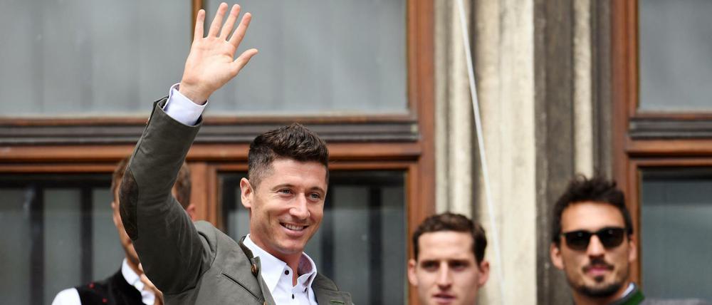 Servus. Robert Lewandowski winkt vom Rathausbalkon - auch zum letzten Mal?