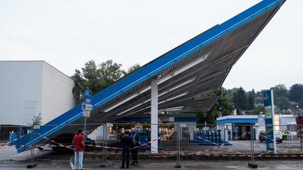 Das Dach einer Tankstelle in Wuppertal ist nach einem heftigen Unwetter zusammengebrochen. 