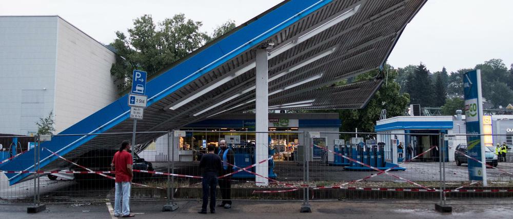 Das Dach einer Tankstelle in Wuppertal ist nach einem heftigen Unwetter zusammengebrochen. 