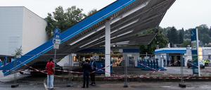 Das Dach einer Tankstelle in Wuppertal ist nach einem heftigen Unwetter zusammengebrochen. 
